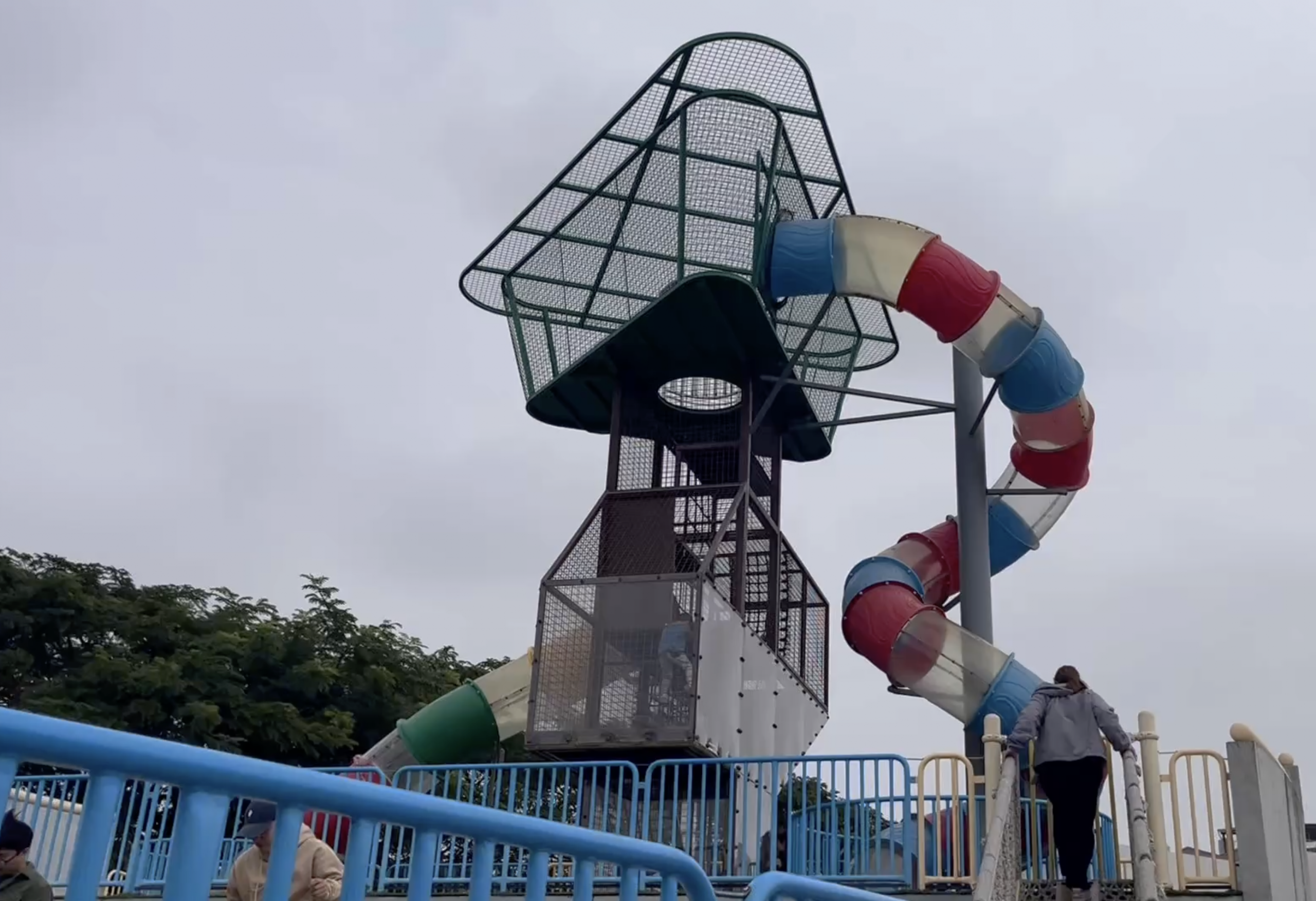 大船溜滑梯.png|Jiankang Oasis Park